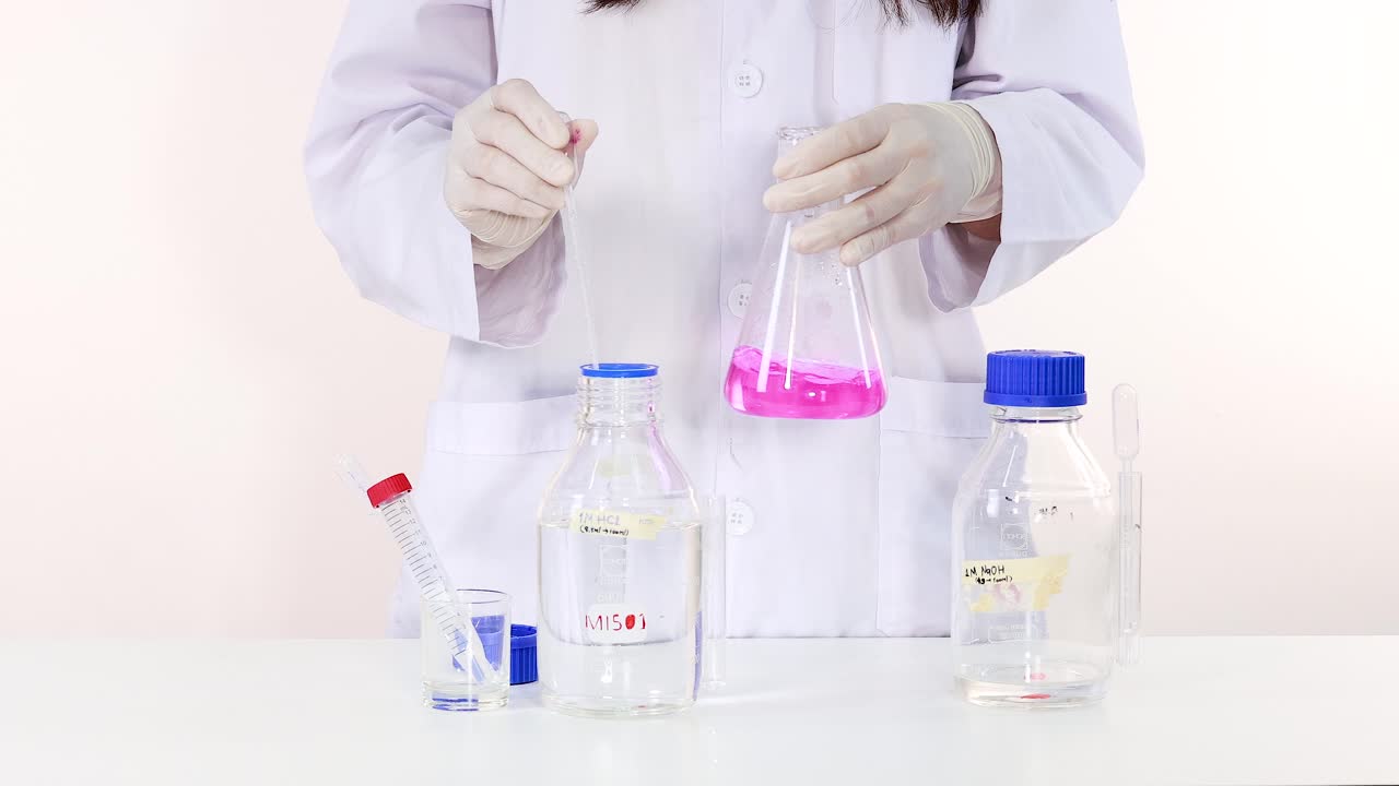 observar el cambio de color en una reacción química