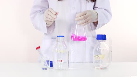 observar el cambio de color en una reacción química