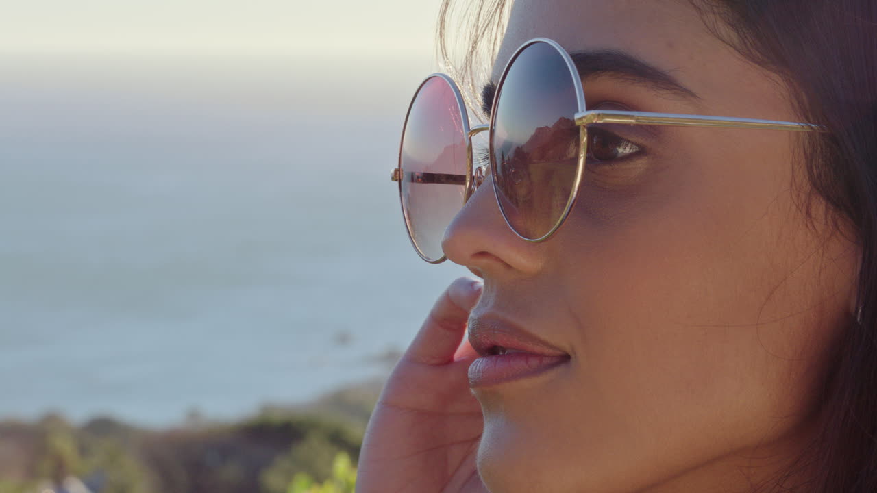 retrato en primer plano de una mujer hermosa con gafas de sol disfrutando de la vista relajándose en las vacaciones de verano mirando al aire libre soleado contemplando el viaje