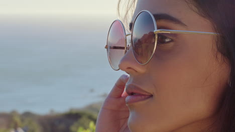 retrato en primer plano de una mujer hermosa con gafas de sol disfrutando de la vista relajándose en las vacaciones de verano mirando al aire libre soleado contemplando el viaje