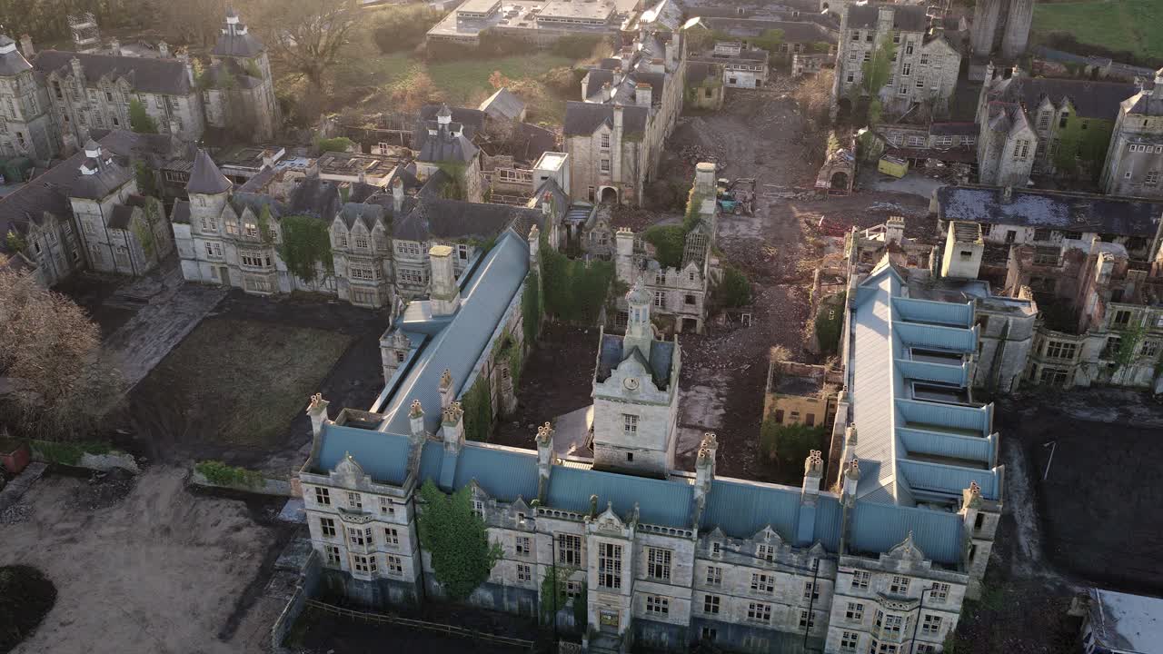 Vista aerea sul manicomio di Denbigh, proprietà psichiatrica vittoriana gallese, istituzione abbandonata e illuminata dal sole.
