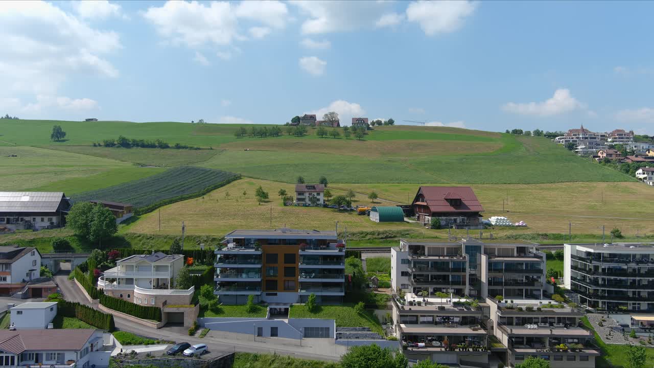 kussnacht flyover: movimiento sobre el pintoresco valle de agua y el pueblo en las montañas de los alpes, suiza, europa, dron | revelación cinematográfica dramática de una vasta casa en el campo fuera de la ciudad