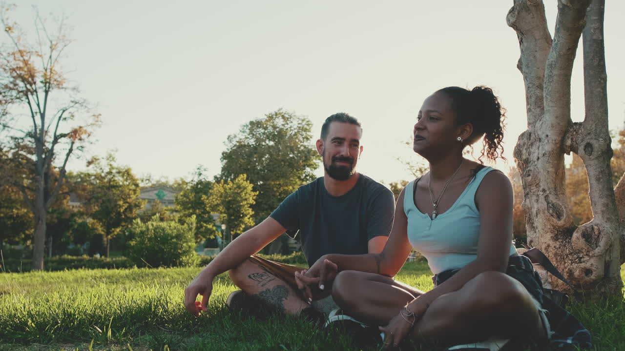 Um casal relaxando no parque