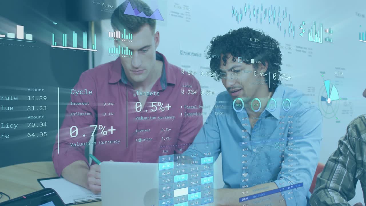 animación de un informe de negocios digital moviéndose sobre diversos colegas masculinos discutiendo en la computadora portátil