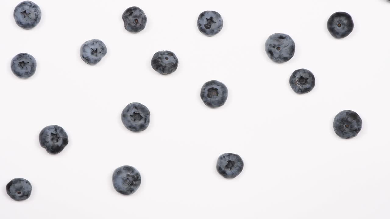 블루베리는  바탕에 하나씩 배치되어 있습니다. 오른쪽에서 왼쪽으로 움직입니다. 상단 뷰. 루프 모션. 회전 360.
