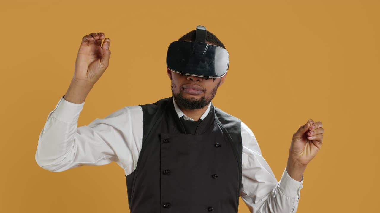 Il cameriere di un ristorante usa un auricolare di realtà virtuale con intelligenza artificiale