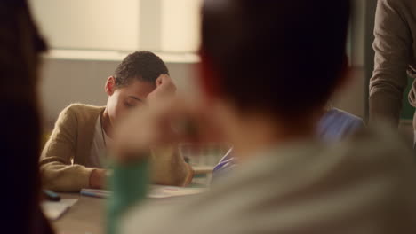 Niños-Aprendiendo-En-Una-Mesa-Redonda-En-El-Aula.-Alumnos-Haciendo-Trabajo-De-Clase-En-La-Escuela