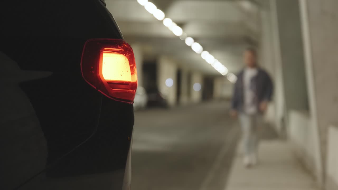 남자는 검은 suv에 의해 픽업