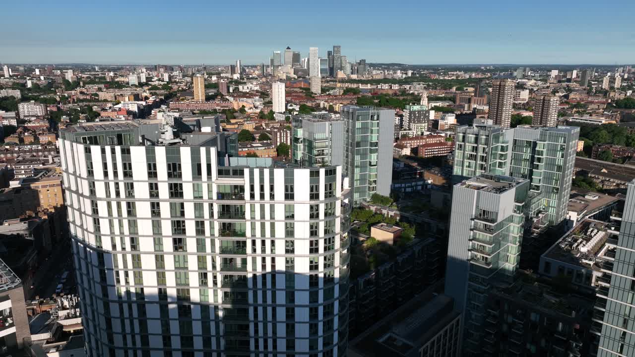 영국 런던 - 2022년 6월 10일: 화이트채플 도로 도시 경관과 상징적인 상업 고층 빌딩에 있는 카나리 워프 공중 드론 헬리콥터 전망