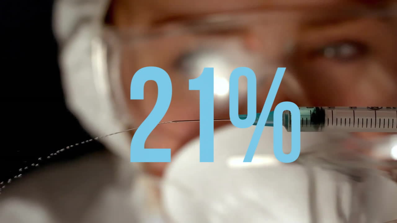 кавказская женщина-ученый, готовящая вакцину