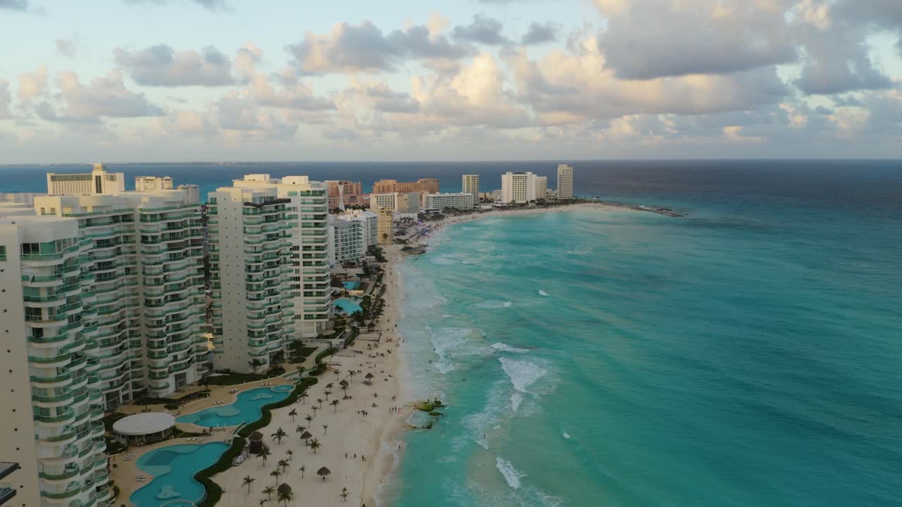 Drone vola verso la Zona Hotelera di Cancun.