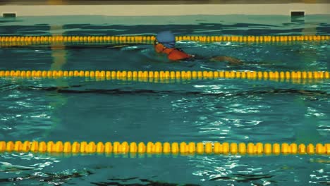 la mujer estaba haciendo ejercicio en la piscina