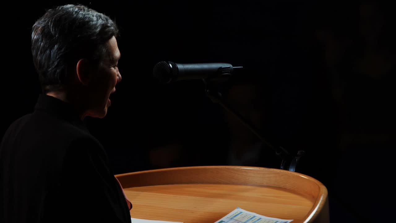 ejecutiva de negocios dando un discurso