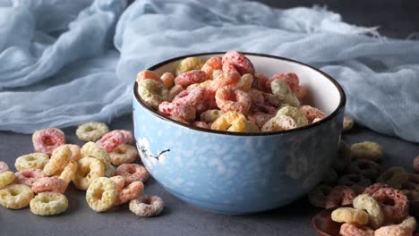 un cuenco de coloridos cereales de anillo