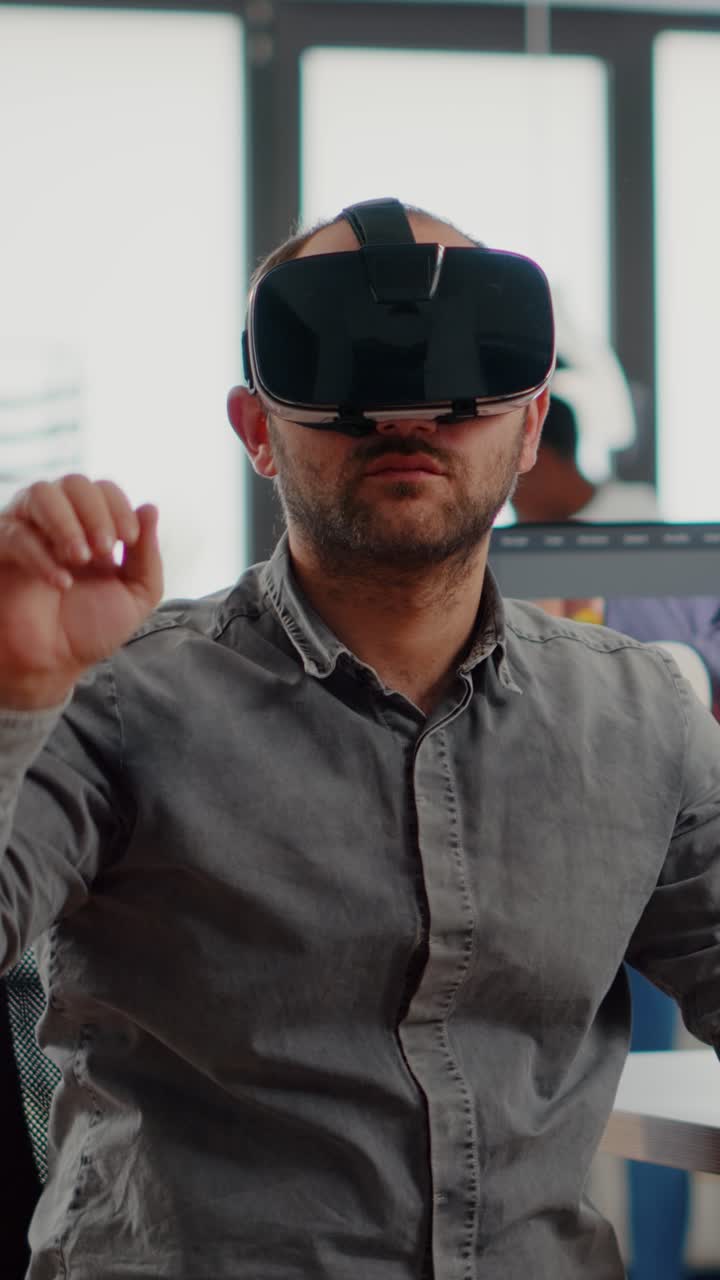 Vertical video Video editor experiencing virtual reality headset