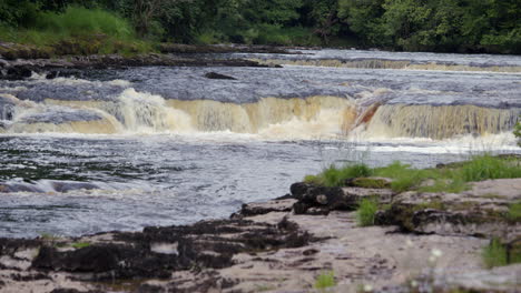 mirando hacia arriba el río ure al comienzo de las cataratas inferiores en aysgarth falls, yorkshire dales