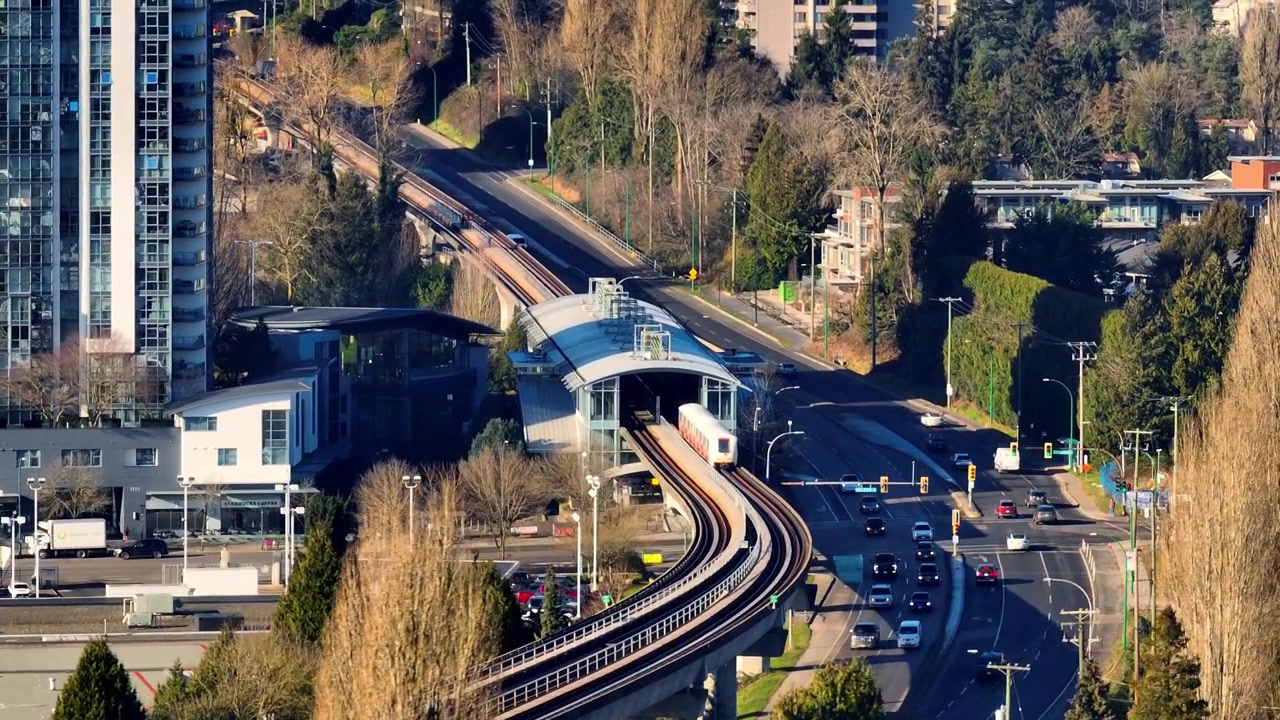 Holdom Forhøjet Station på Millennium-linjen af Metro Vancouvers SkyTrain i Burnaby, British Columbia, Canada. Roteret luftfoto.
