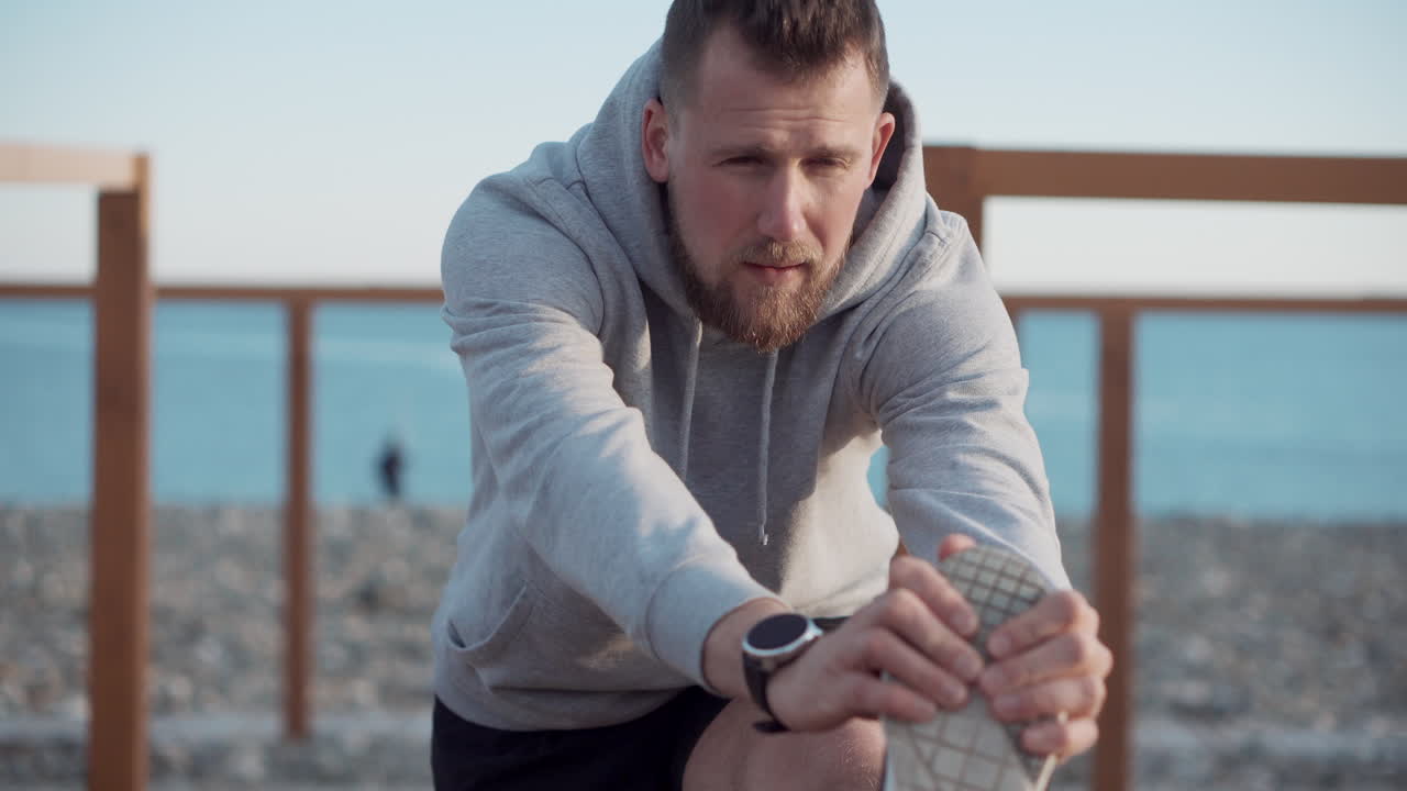 человек, вытянувшийся на пляже.