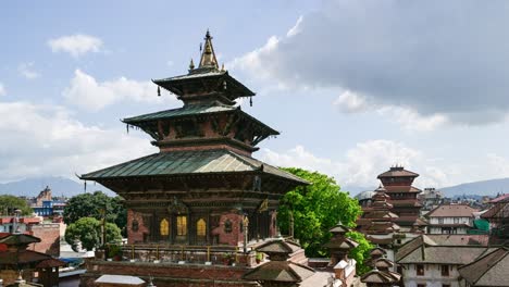 Timelapse-De-Katmandú-En-Nepal,-Lapso-De-Tiempo-De-La-Plaza-Durbar-Con-Nubes-Moviéndose,-Un-Famoso-Edificio-De-Arquitectura-Budista,-Una-Atracción-Turística-Popular-Y-Un-Destino-Turístico