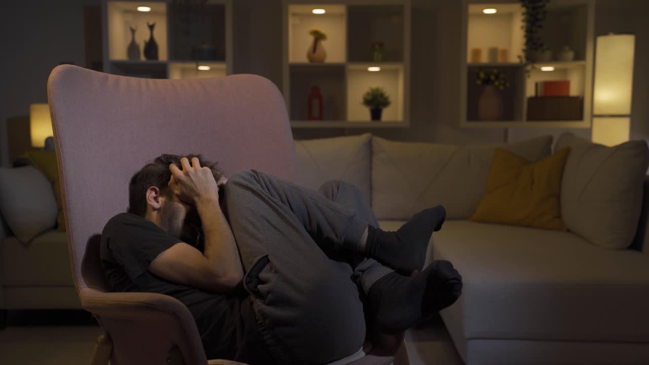 누군가가 그를 향해 오는 것처럼 도망치는 사람.