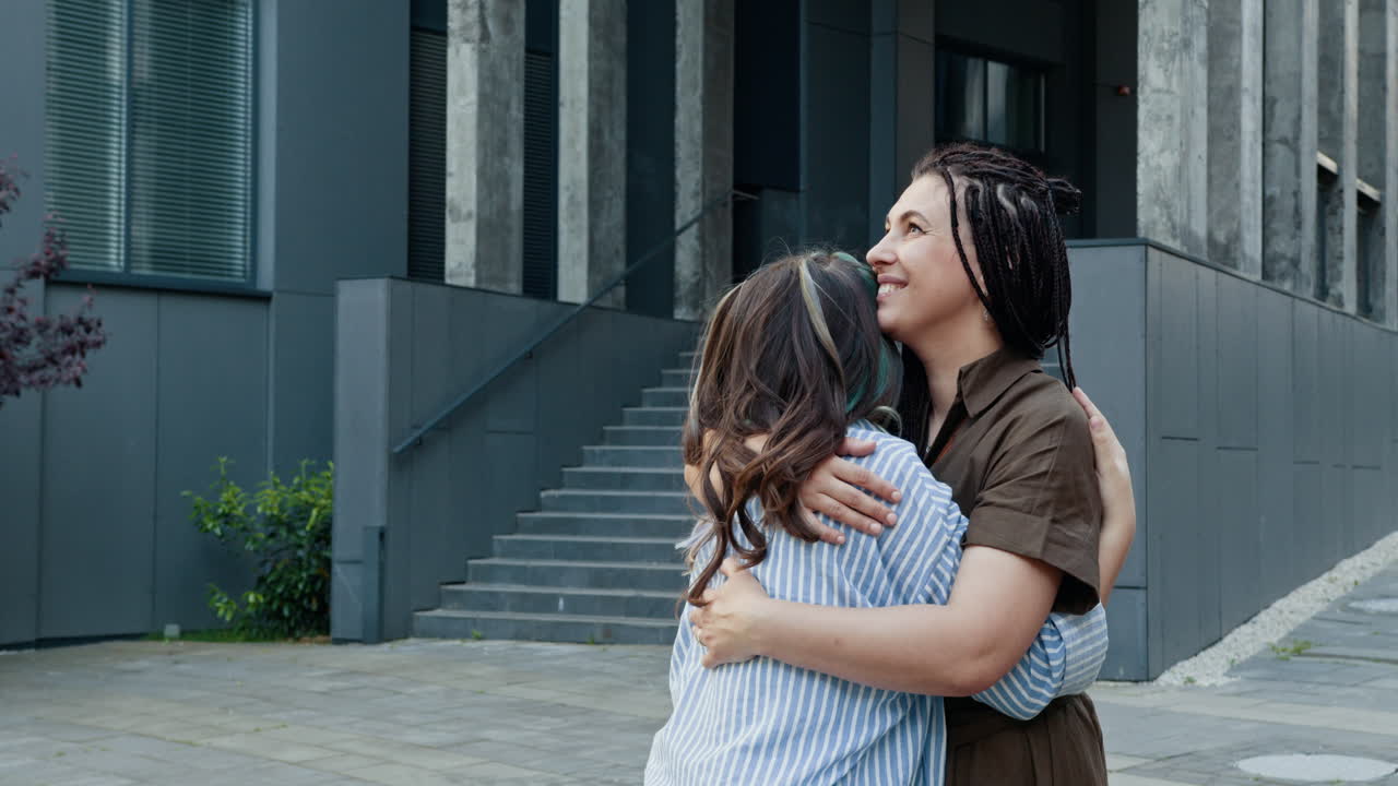 Dos mujeres abrazadas.