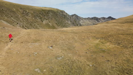 vuelo de alta velocidad siguiendo a un excursionista en su camino para llegar a una hermosa cordillera en puymorens