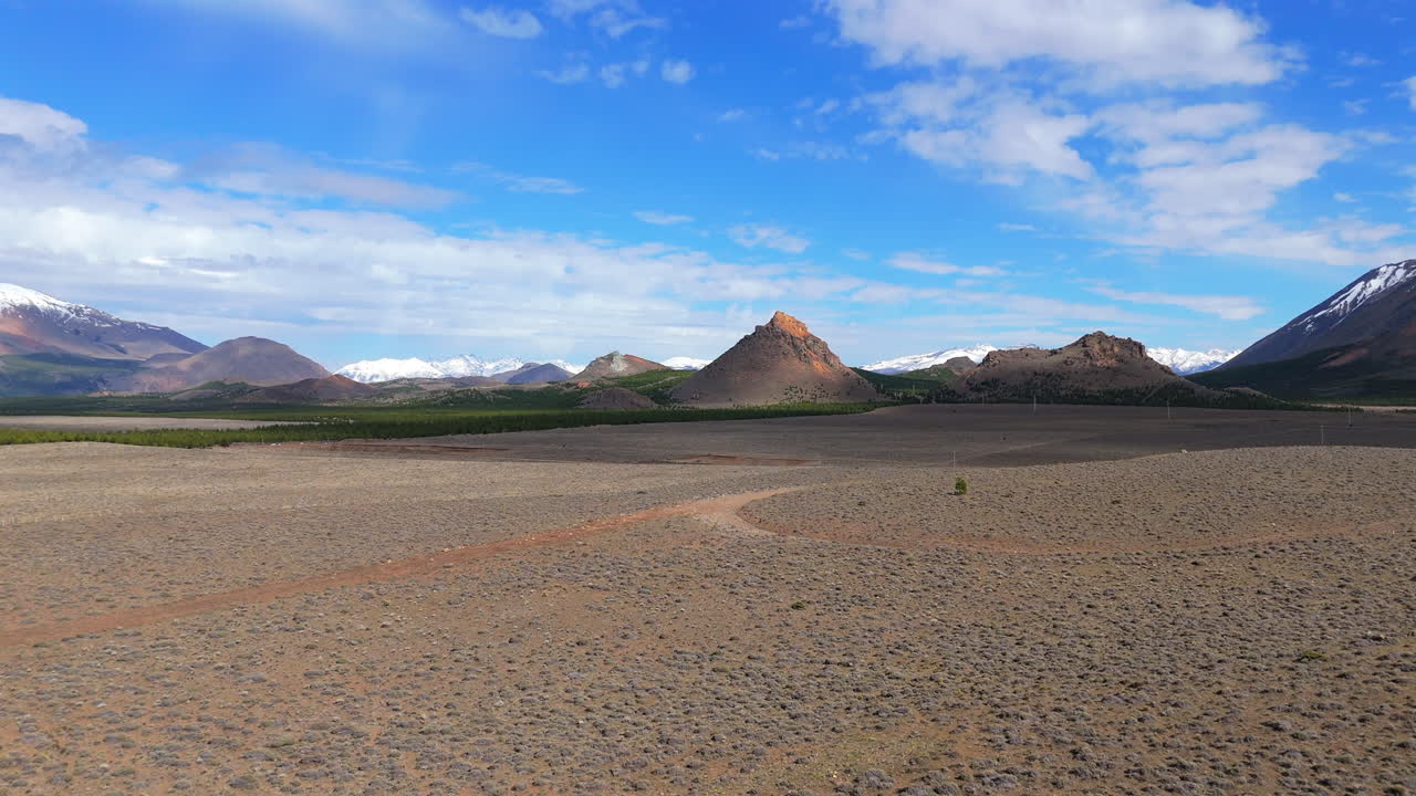 ascendente paisaje aéreo de la patagonia argentina, montañas y cielos azules