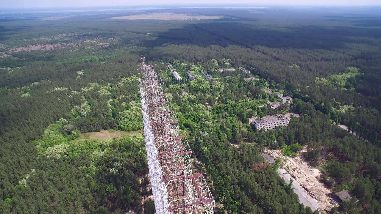 Letecký pohled na masivní radarový komplex Duga v černobylské vyloučené zóně na Ukrajině; relikvie studené války.