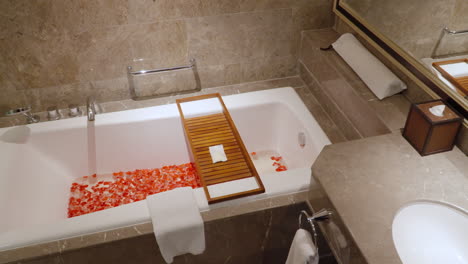 Romantisches-Ambiente-Einer-Hotelbadewanne-Mit-Rosenblättern-Im-Intercontinental-Bali-Resort,-Indonesien