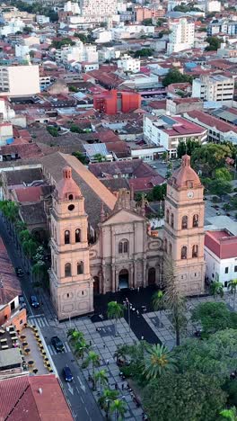 Drohnenschuss-Stadt-Hauptplatz-Kathedrale-Reise-Himmel-Santa-Cruz-Bolivien