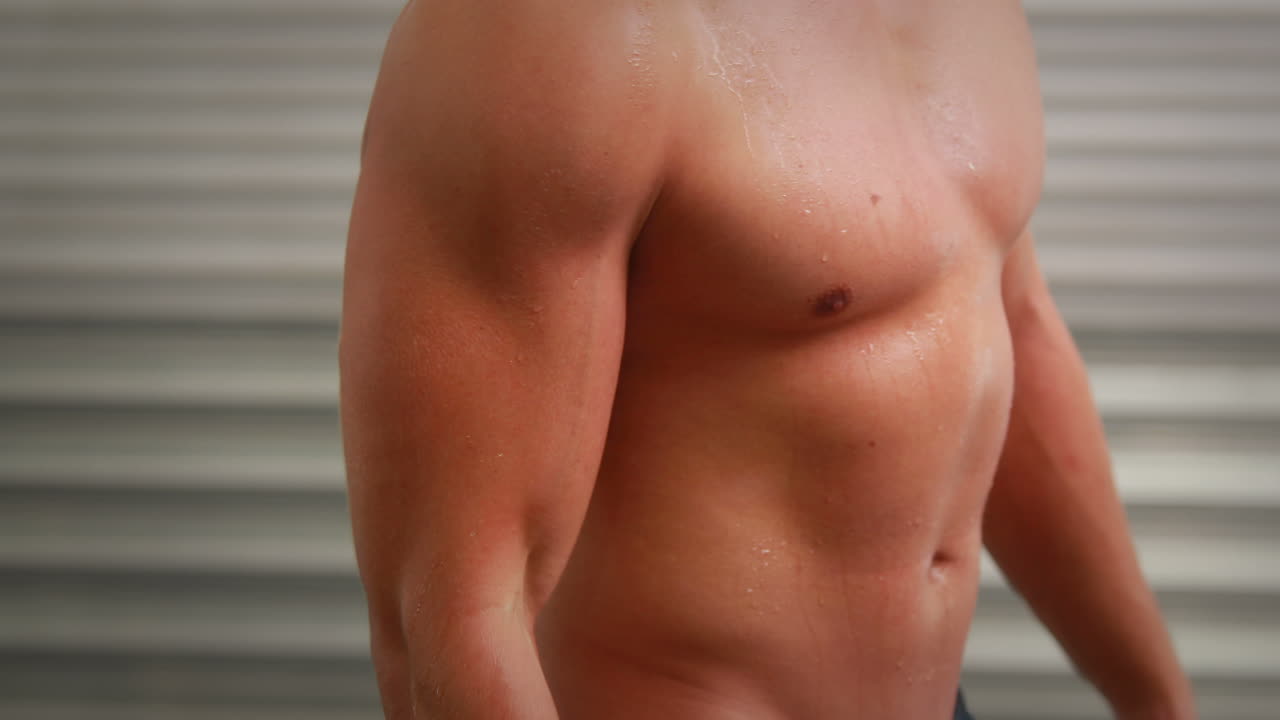 hombre en forma levantando pesas en el gimnasio de crossfit