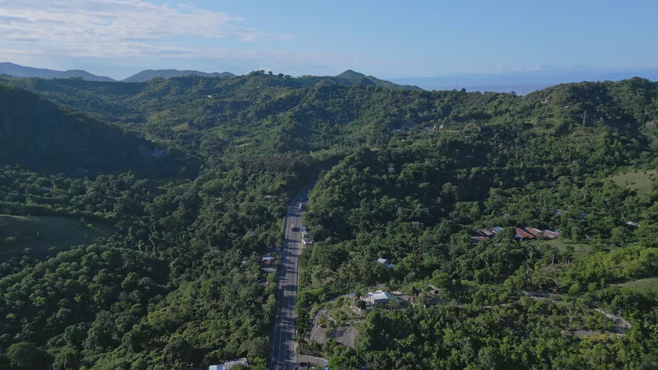 알타미라 마을의 고속도로에서 운전하기