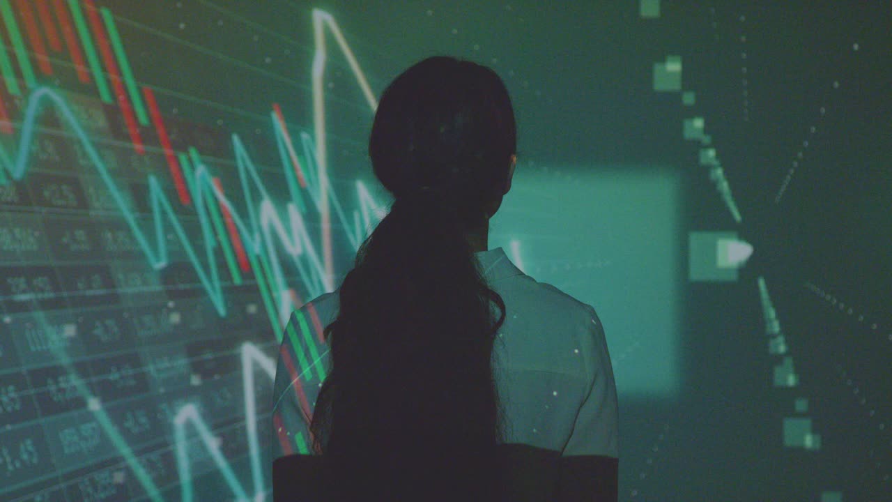 mujer visitando una exposición de arte inmersiva con proyección de datos financieros con gráficos y precios de las acciones 11