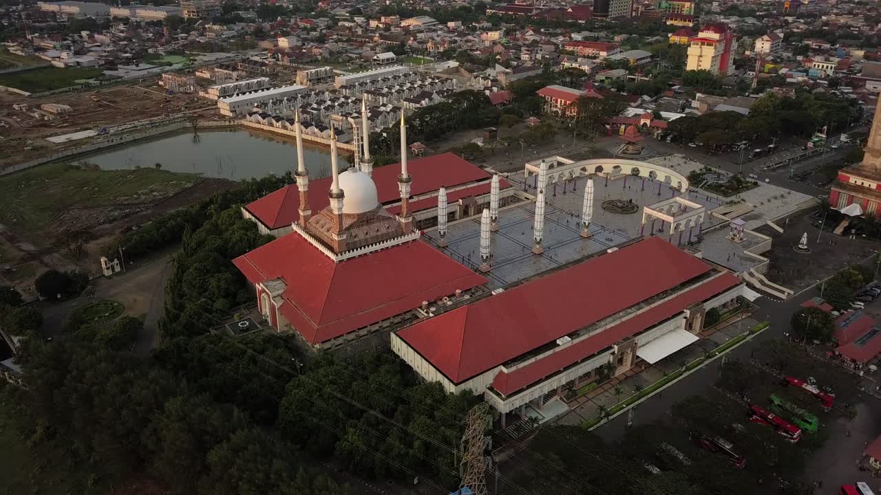vista descendente do drone olhando para a mesquita da cidade de semarang ao pôr do sol no centro de java indonésia