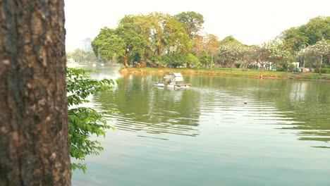 Explorando-El-Parque-Lumpini-En-Bangkok---La-Estatua-Del-Rey-Rama-Y-El-Lago