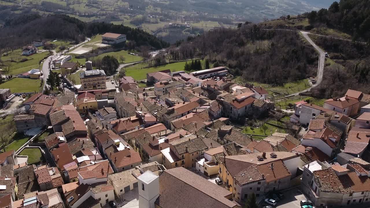 Vista aerea panoramica di Pietraroja, un villaggio in cima a una collina, in Italia, in una luminosa giornata di sole