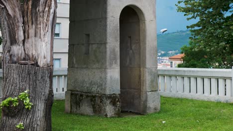 Kippen-Sie-Entlang-Der-Granitstruktur-In-Claustro-San-Francisco,-Spanien