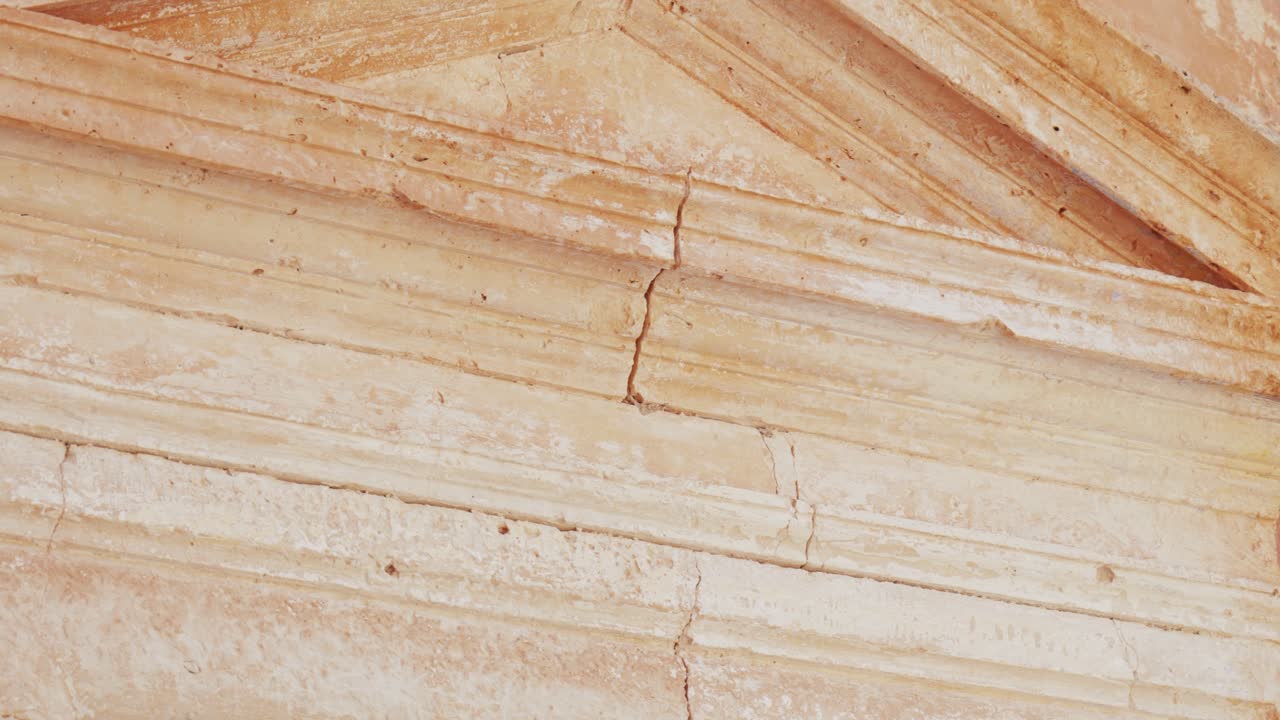 Primo piano di crepe in un edificio medievale mediterraneo nell'antico monastero greco-ortodosso Agia Triada, Creta Grecia.