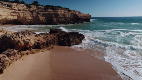 Olas-Retirándose-De-Esta-Playa-Privada-Y-Exclusiva