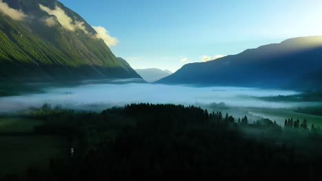 Niebla-Matutina-Sobre-El-Valle-Entre-Las-Montañas-A-La-Luz-Del-Sol.-Niebla-Y-Hermosa-Naturaleza-De-Imágenes-Aéreas-De-Noruega.