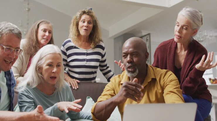 Animazione di amici e amiche anziani felici e diversi che fanno una videochiamata sul laptop