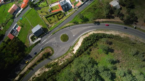 Topdown-Aéreo-De-Tráfico-En-La-Rotonda-Cerca-De-Playa-De-Caion-En-La-Coruña,-España