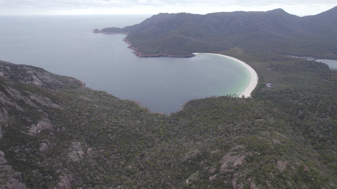 Panorama di Wineglass Bay Beach e Hazards Beach nel Parco Nazionale di Freycinet, Tasmania, Australia. - vista aerea.