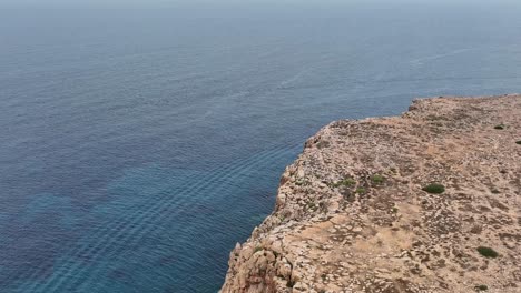 Fliegen-Entlang-Der-Spitze-Einer-Steilen-Felsigen-Klippe-Im-Mittelmeer