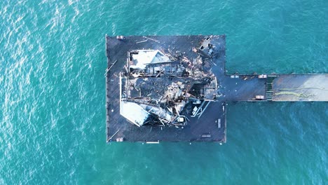 Vista-Aérea-De-Las-Ruinas-Del-Muelle-Junto-Al-Mar