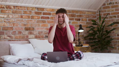 mens in de slaapkamer