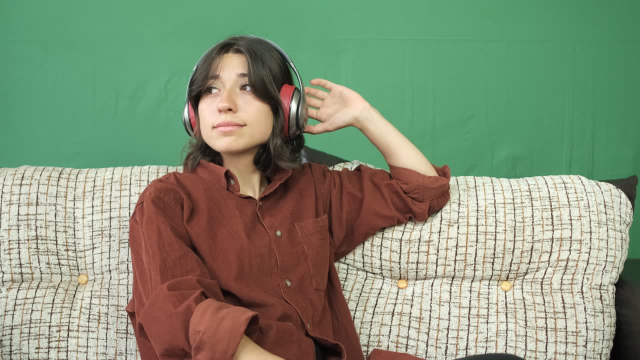 음악을 듣는 어린 소녀