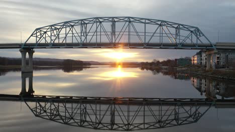 amanecer sobre el río con el puente