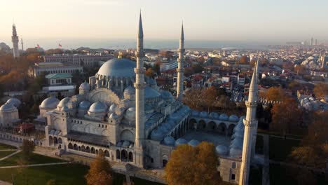vista aérea de la mezquita de suleymaniye con cielo despejado en estambul, turquía