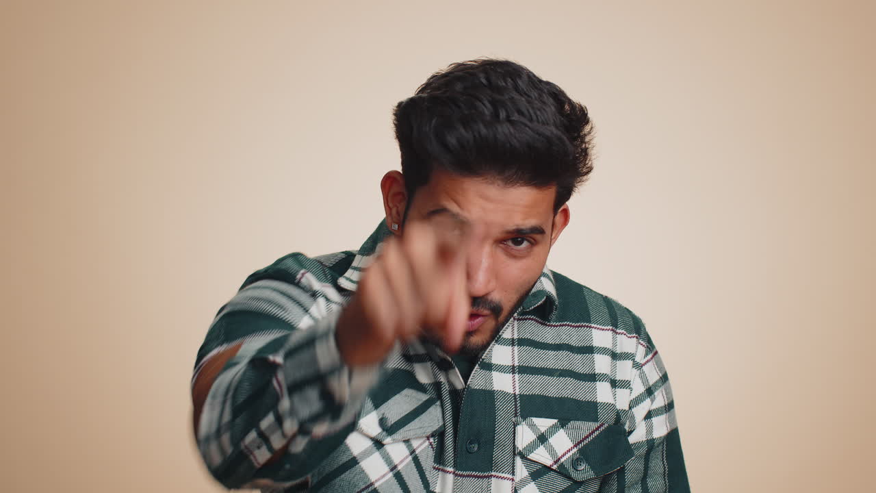 분쟁, 짜증, 불쾌감, 실패에 대한 비난, 비난, 왜 이런 일이 일어났는지 묻는, 인디언 남자